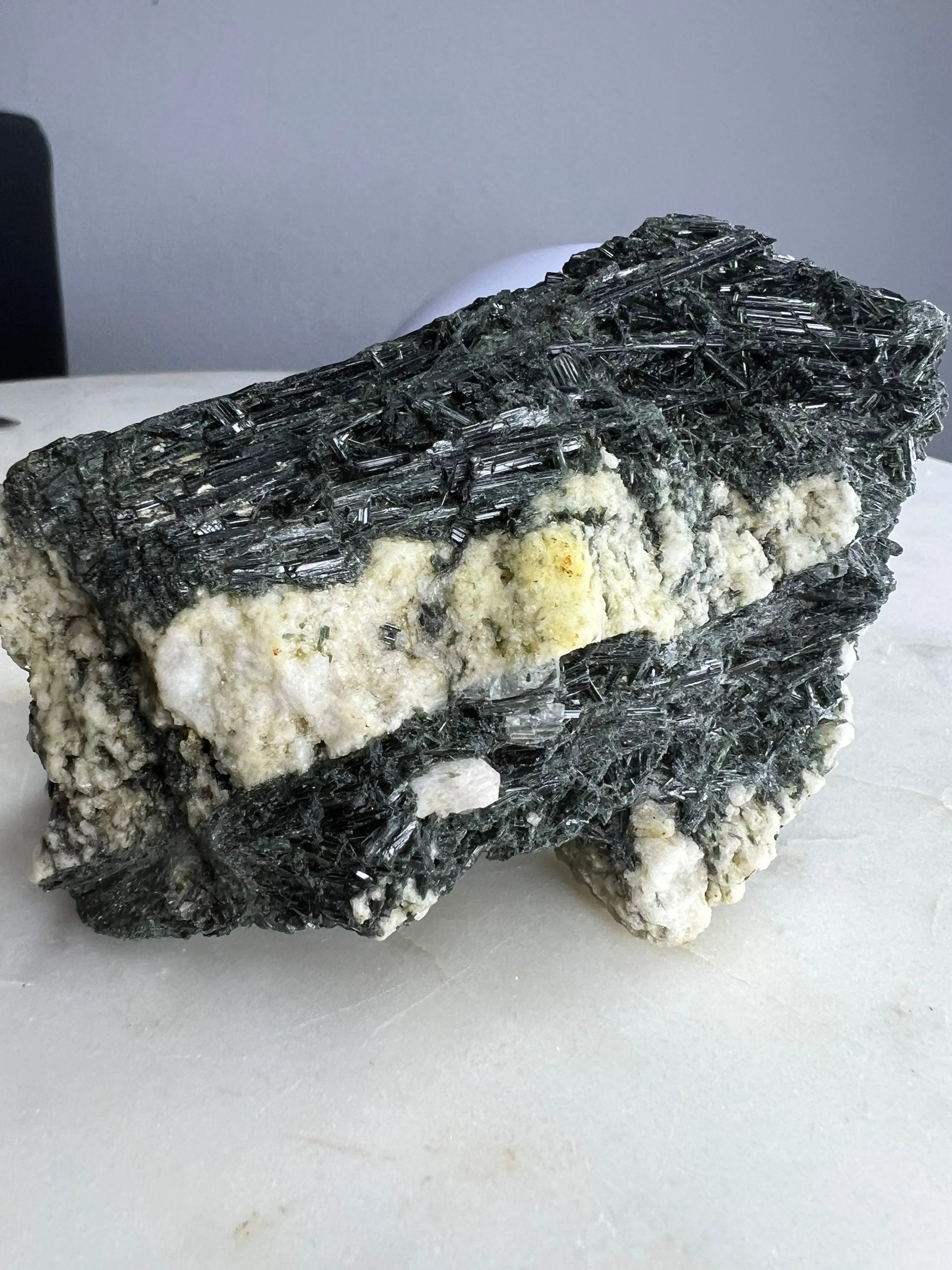 Epidote crystal 360 grans