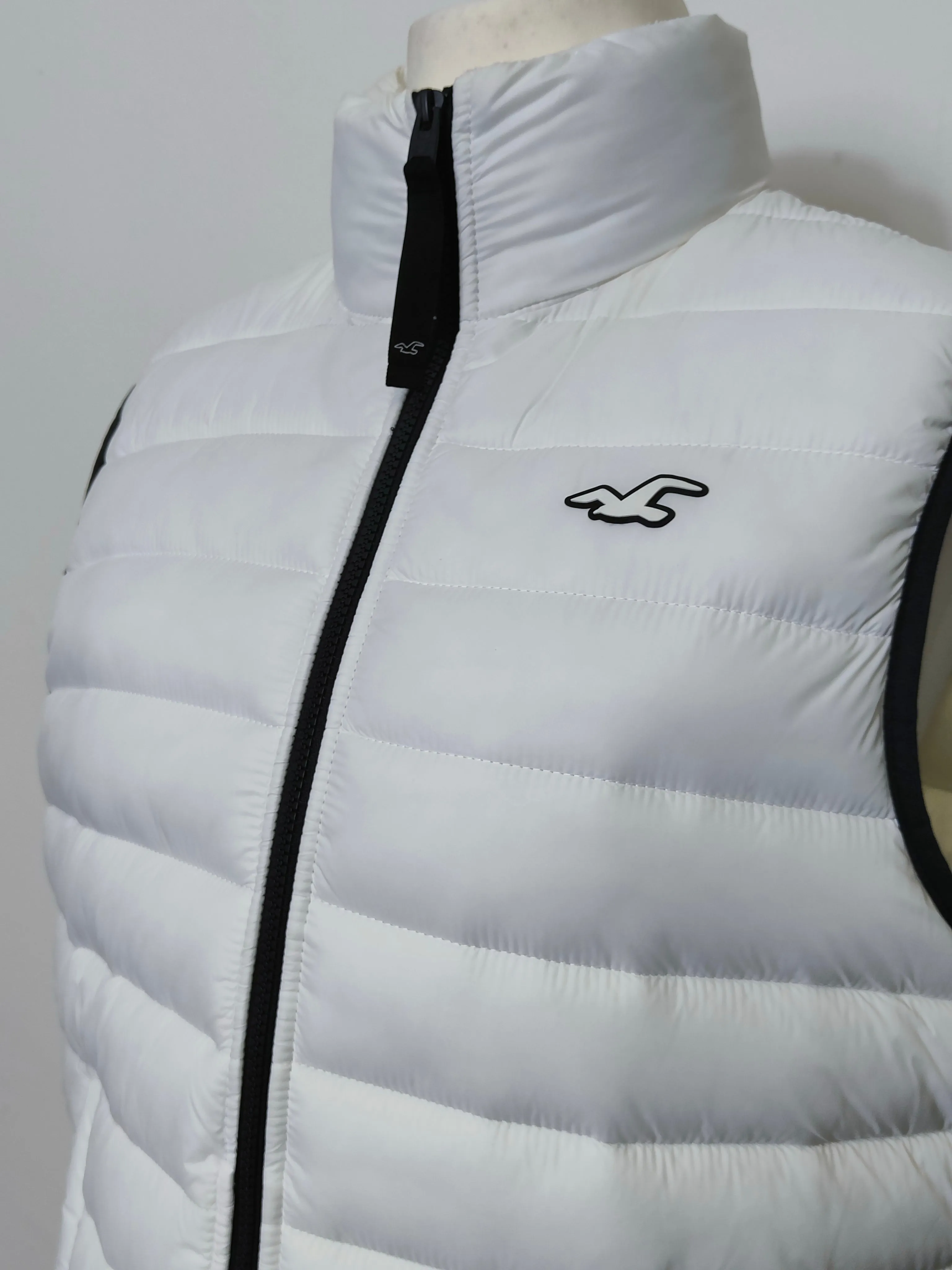 Hollister icon logo lightweight puffer gilet in white L