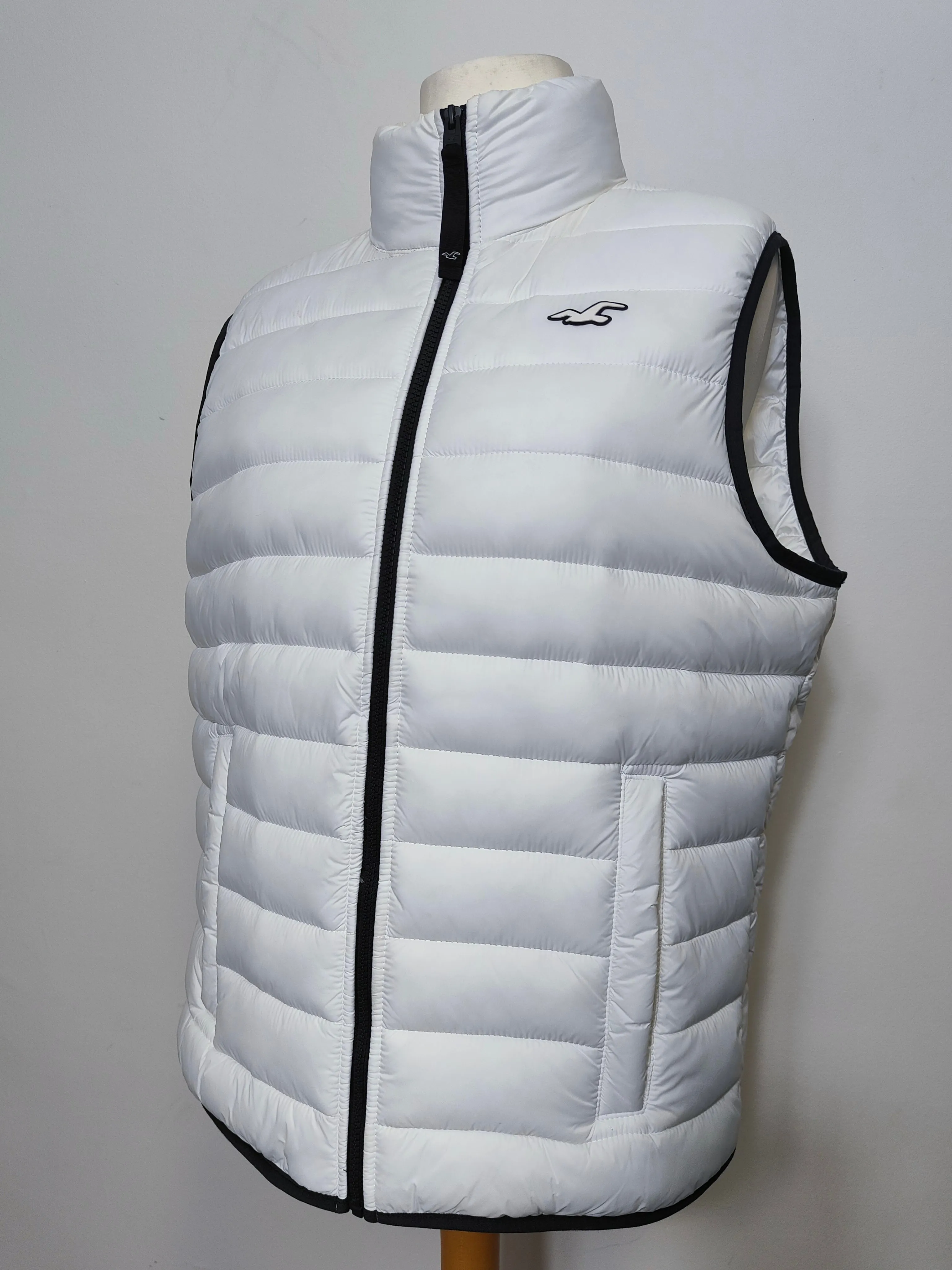 Hollister icon logo lightweight puffer gilet in white L