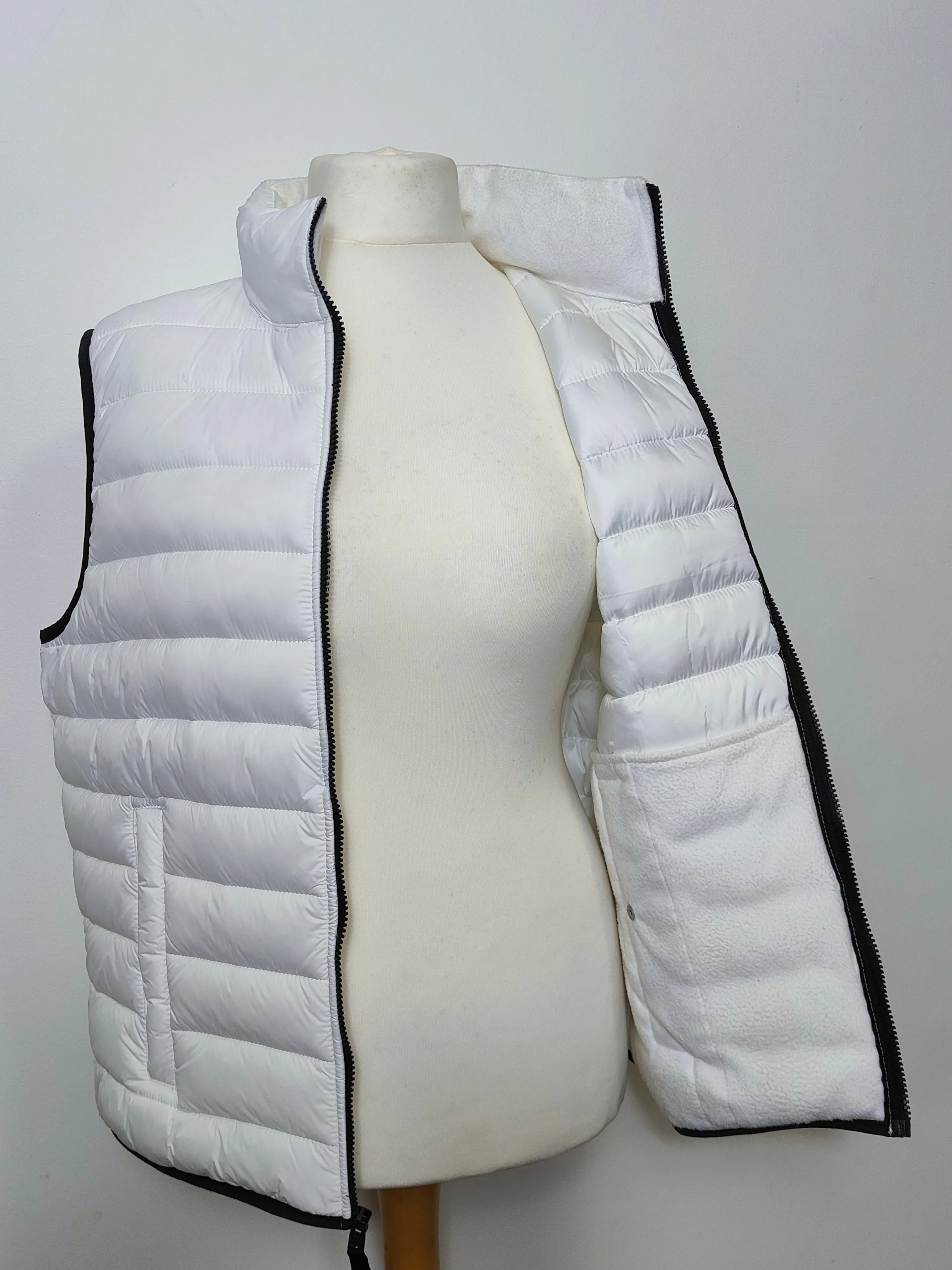 Hollister icon logo lightweight puffer gilet in white L