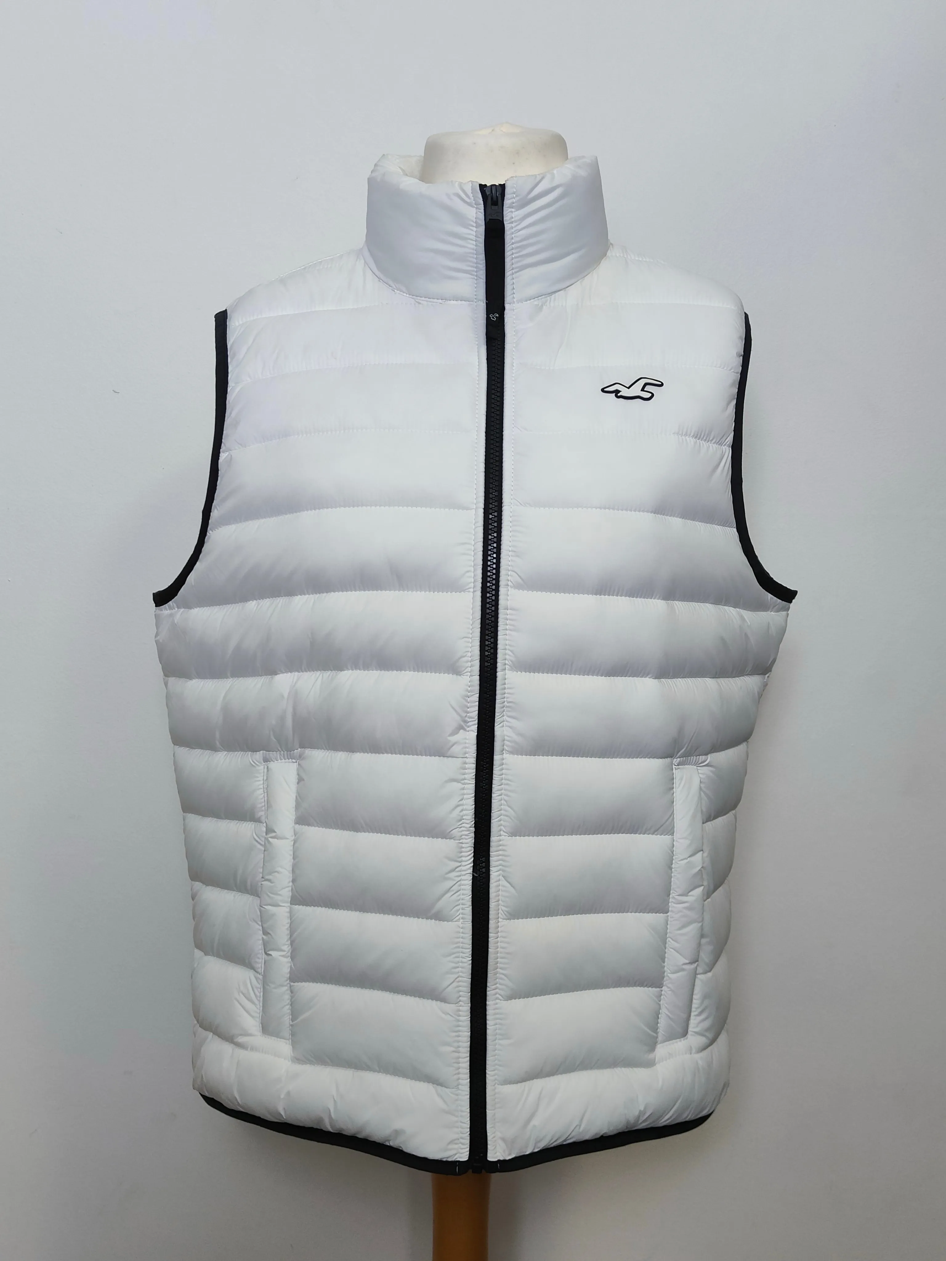 Hollister icon logo lightweight puffer gilet in white L